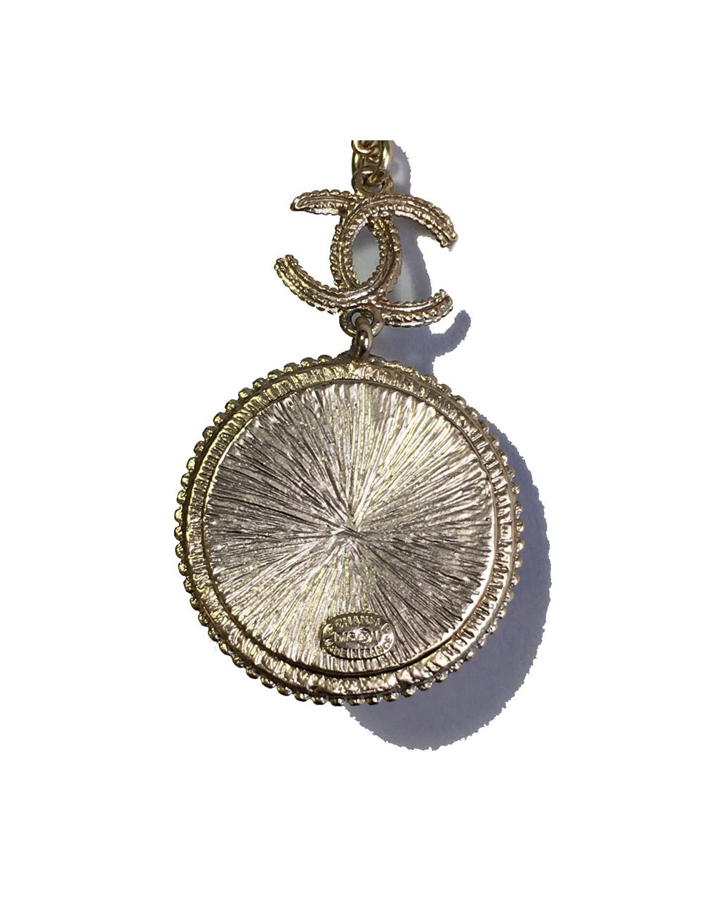 Collier CHANEL en métal doré,  pendentif  serti de petites perles noires