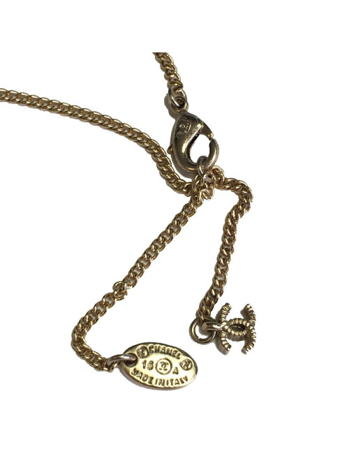 Collier CHANEL en métal doré,  pendentif  serti de petites perles noires