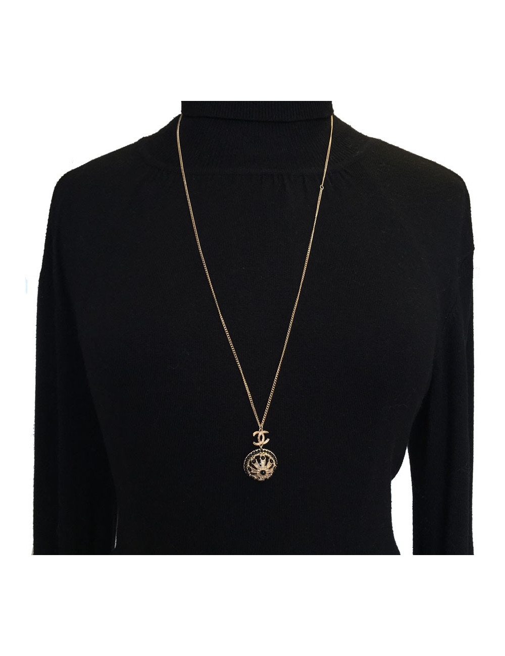 Collier CHANEL en métal doré,  pendentif  serti de petites perles noires