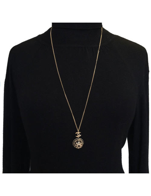 Collier CHANEL en métal doré,  pendentif  serti de petites perles noires