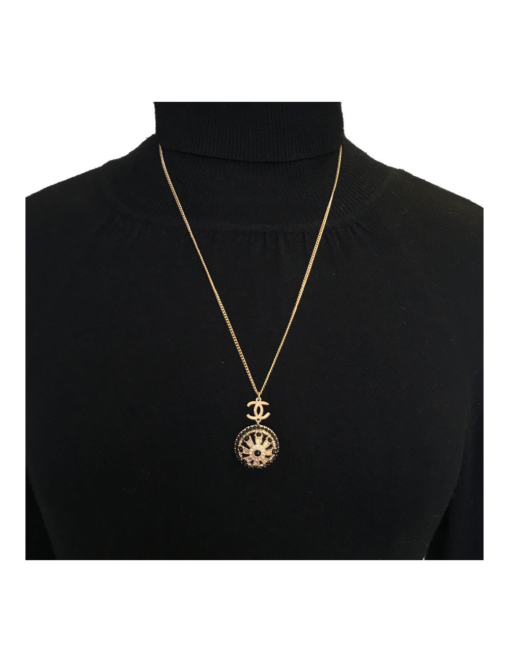 Collier CHANEL en métal doré,  pendentif  serti de petites perles noires