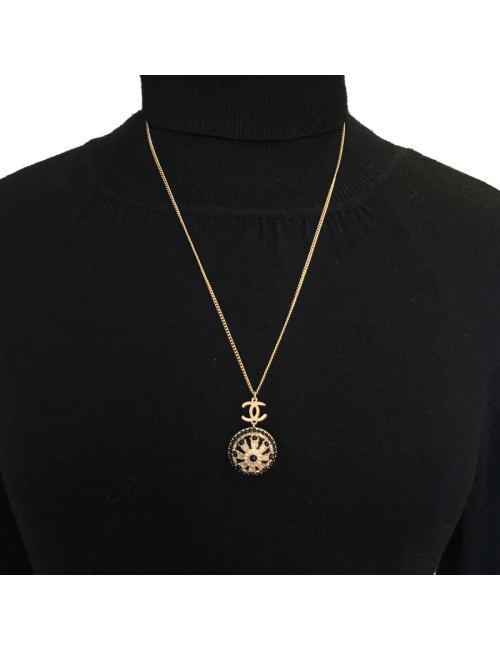 Collier CHANEL en métal doré,  pendentif  serti de petites perles noires