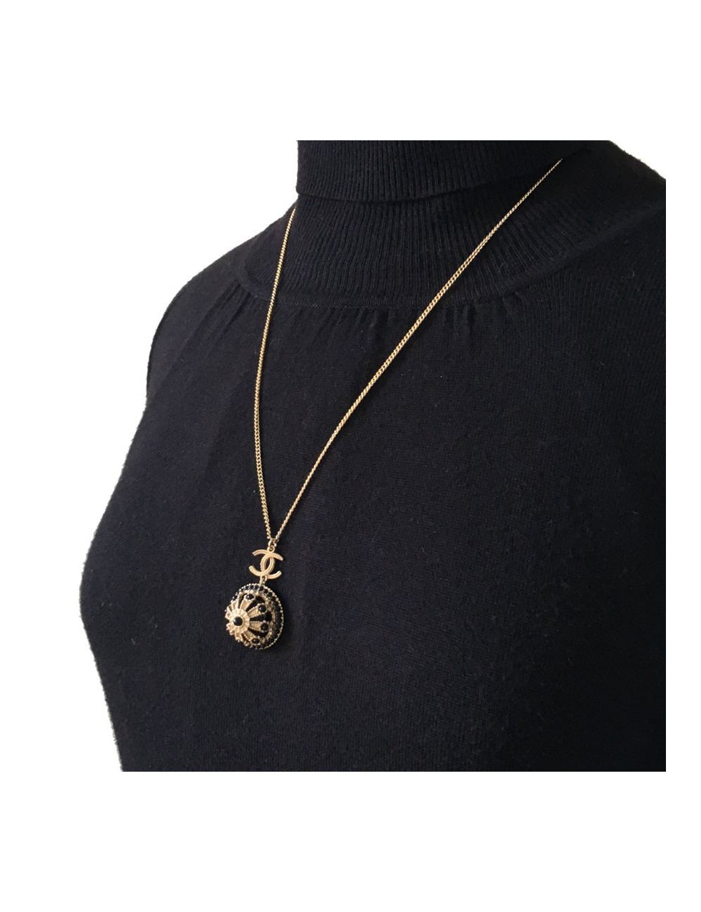 Collier CHANEL en métal doré,  pendentif  serti de petites perles noires
