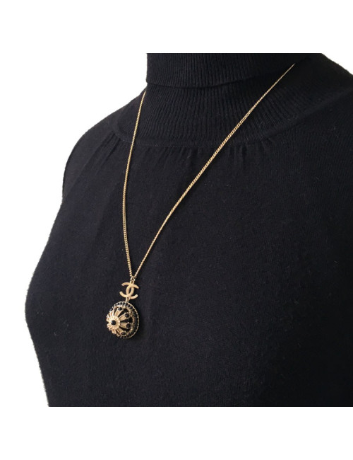Collier CHANEL en métal doré,  pendentif  serti de petites perles noires
