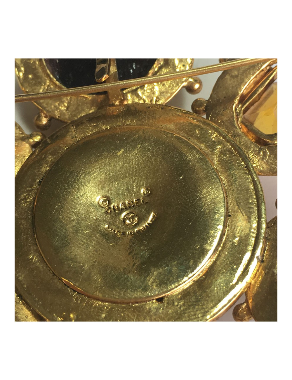 CHANEL couture vintage brooch in gilt metal and molten glass