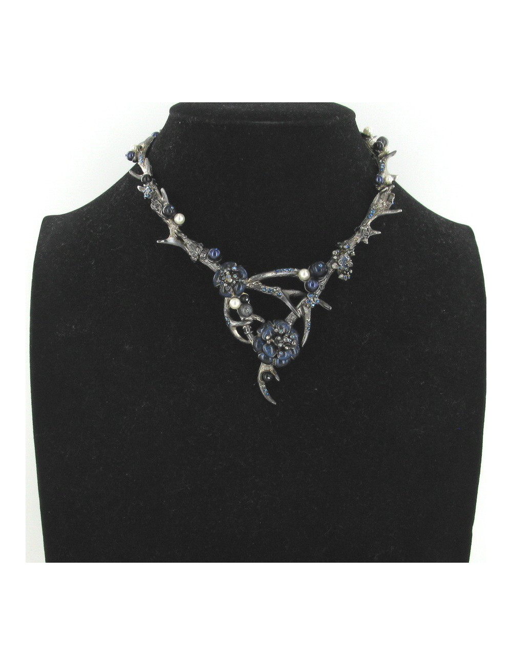 Collier CHANEL bois de cerf et camélias