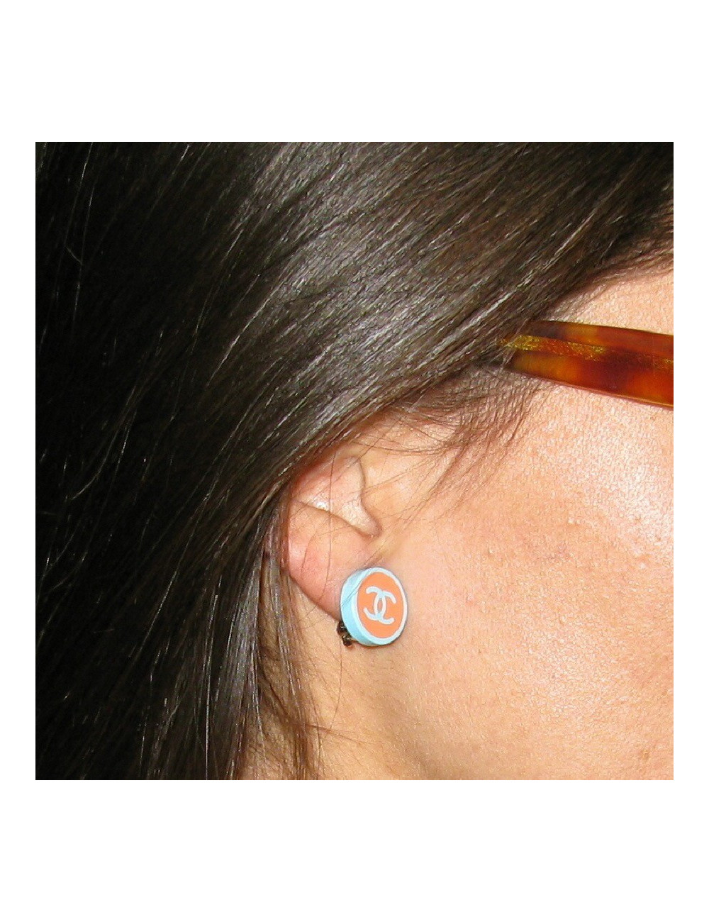 Boucles d'oreilles CHANEL  : clips bleu et orange