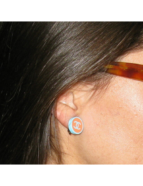 Boucles d'oreilles CHANEL  : clips bleu et orange