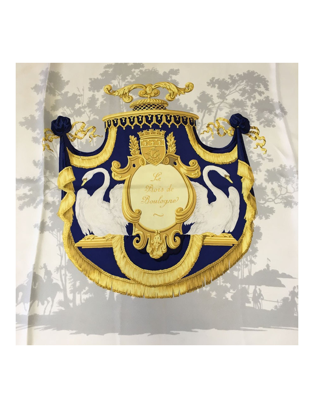 Carré HERMES "Le Bois de Boulogne" en soie bleue, or et ivoire