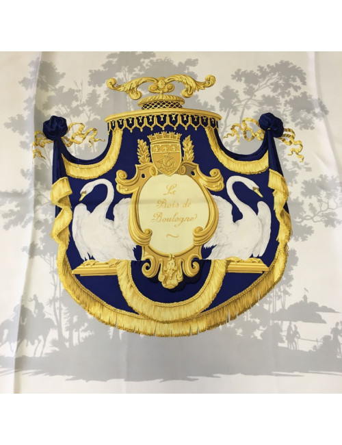 Carré HERMES "Le Bois de Boulogne" en soie bleue, or et ivoire