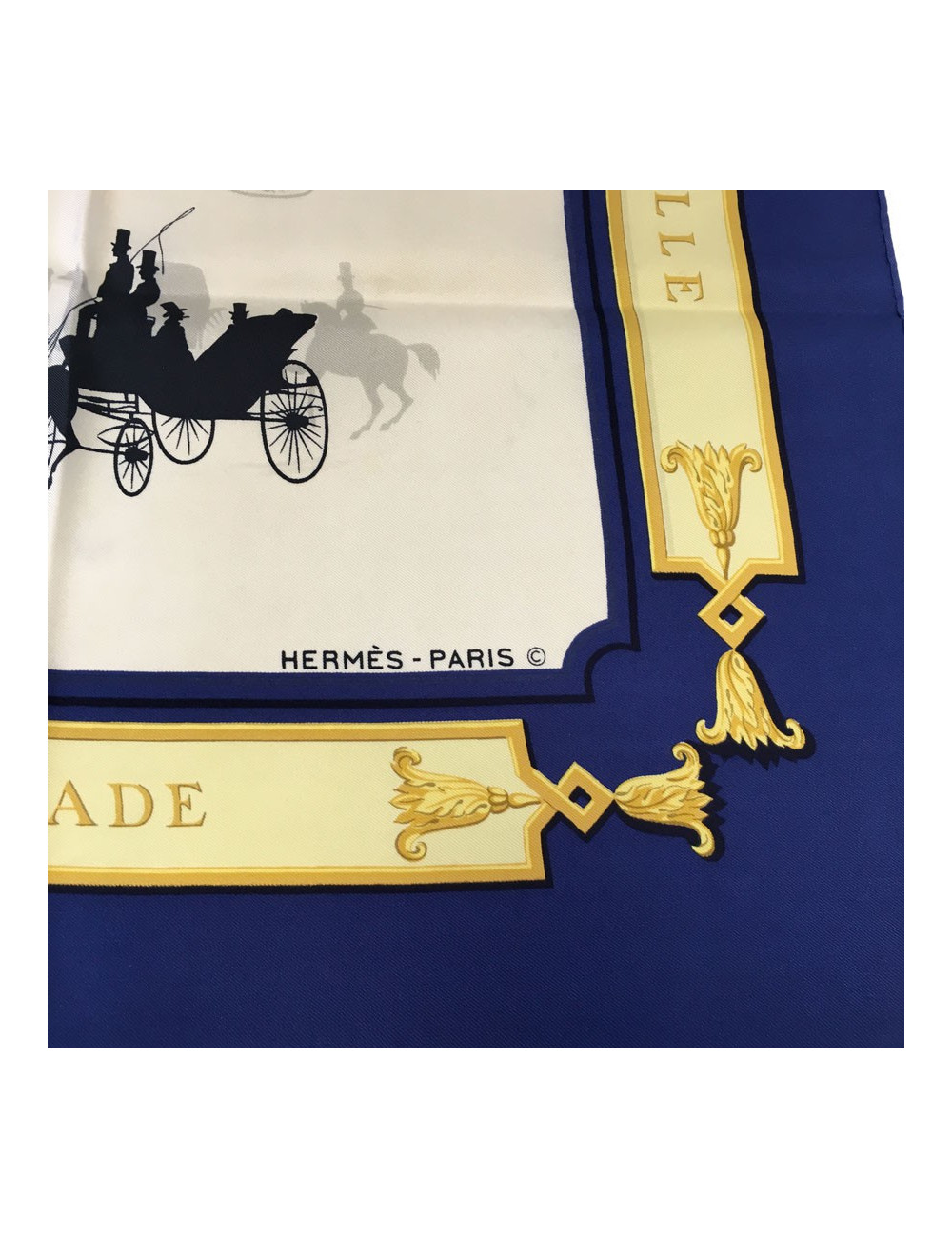 Carré HERMES "Le Bois de Boulogne" en soie bleue, or et ivoire