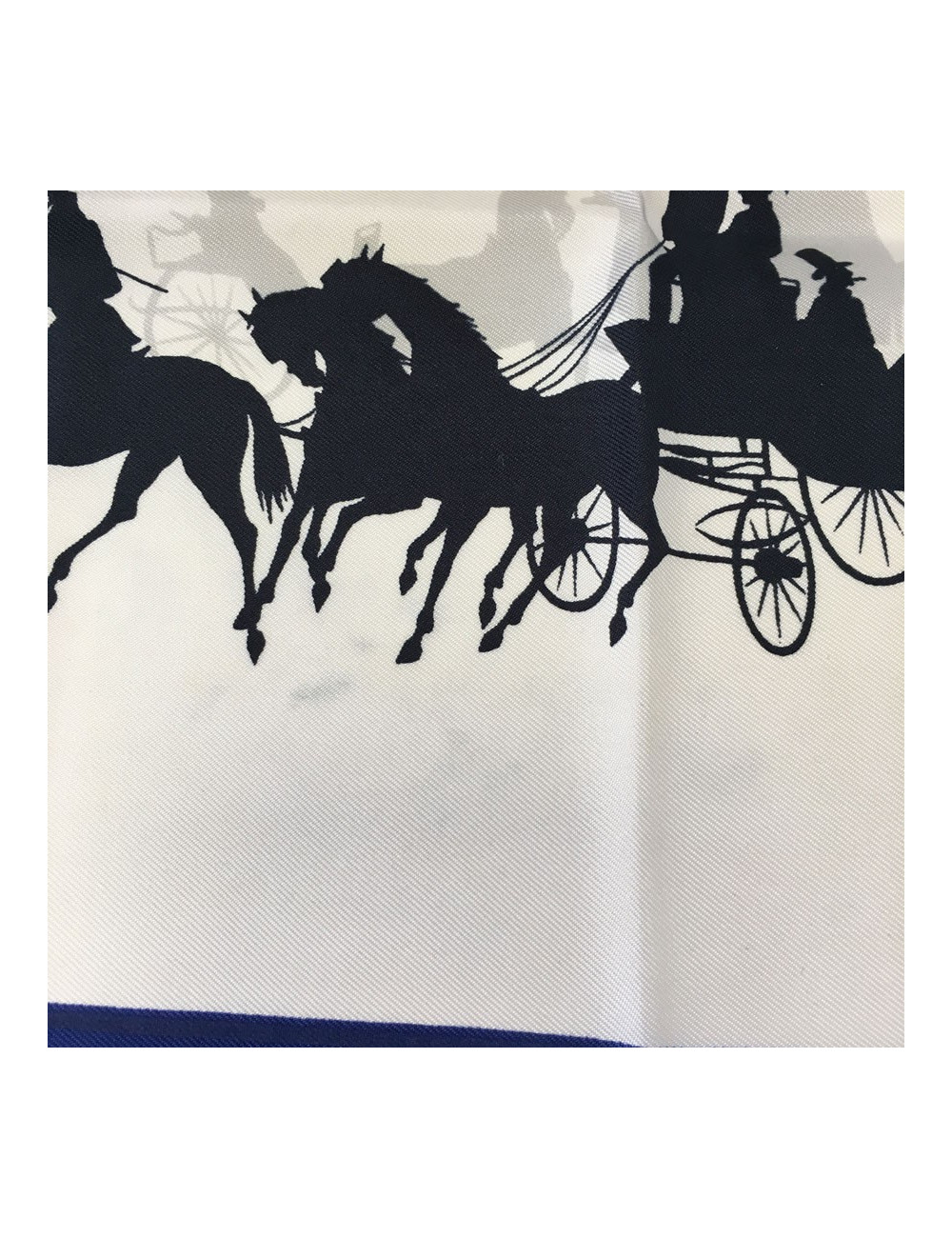 Carré HERMES "Le Bois de Boulogne" en soie bleue, or et ivoire