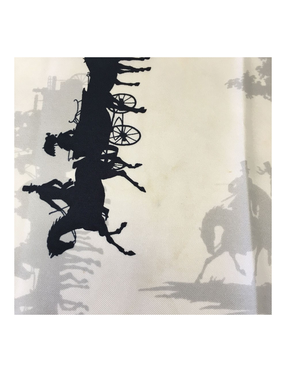 Carré HERMES "Le Bois de Boulogne" en soie bleue, or et ivoire