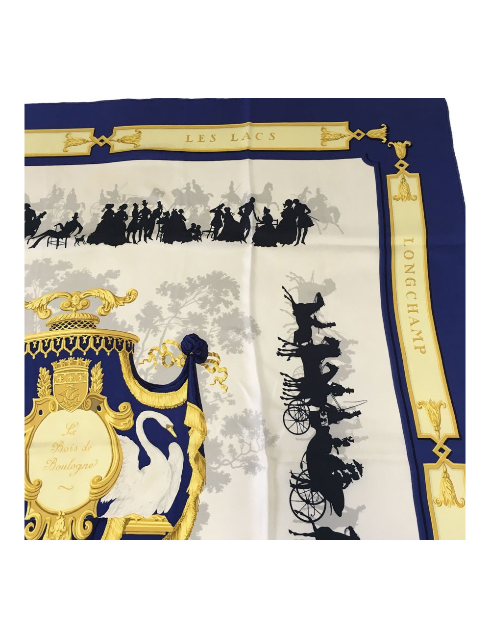 Carré HERMES "Le Bois de Boulogne" en soie bleue, or et ivoire