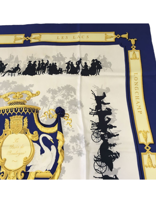 Carré HERMES "Le Bois de Boulogne" en soie bleue, or et ivoire