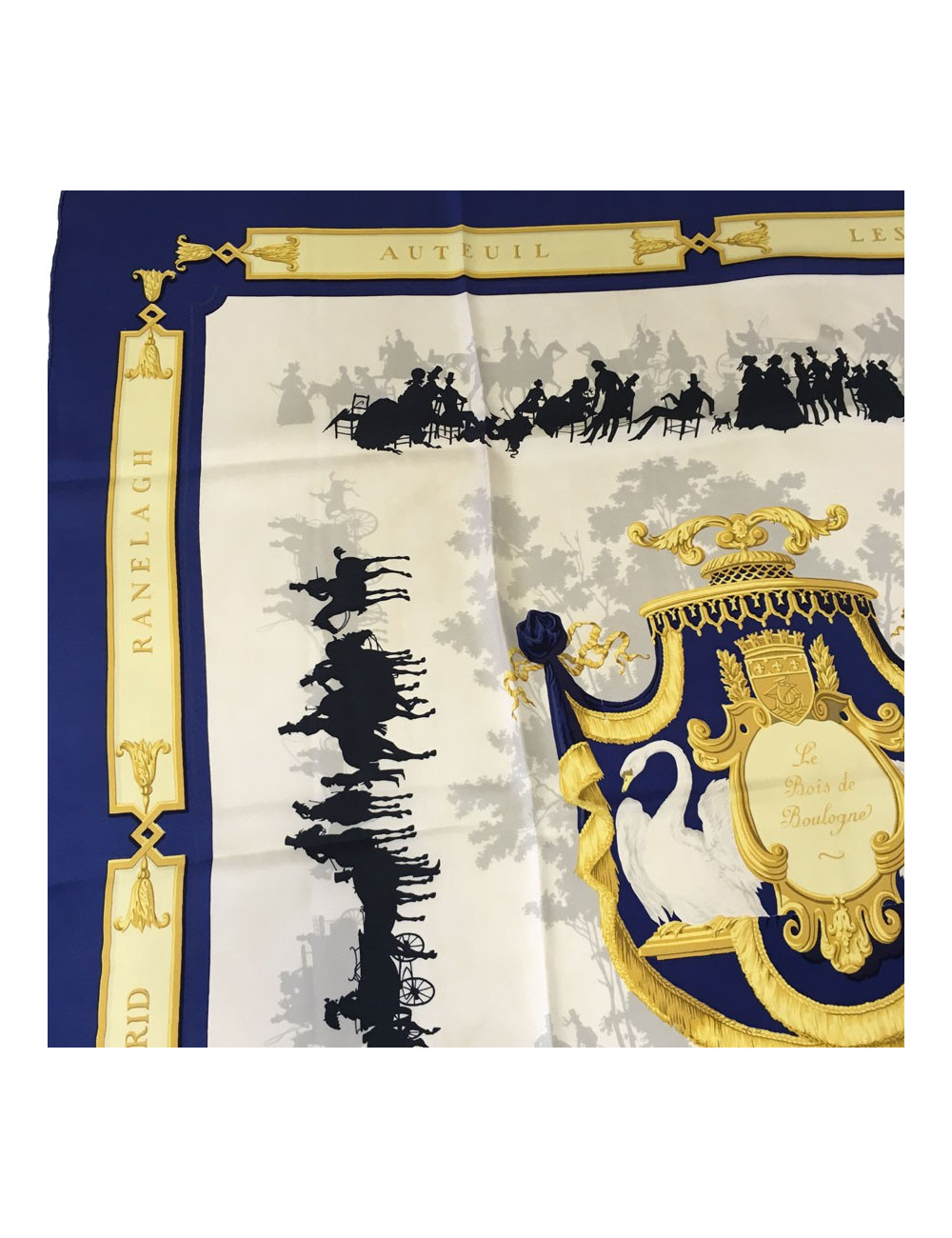 Carré HERMES "Le Bois de Boulogne" en soie bleue, or et ivoire