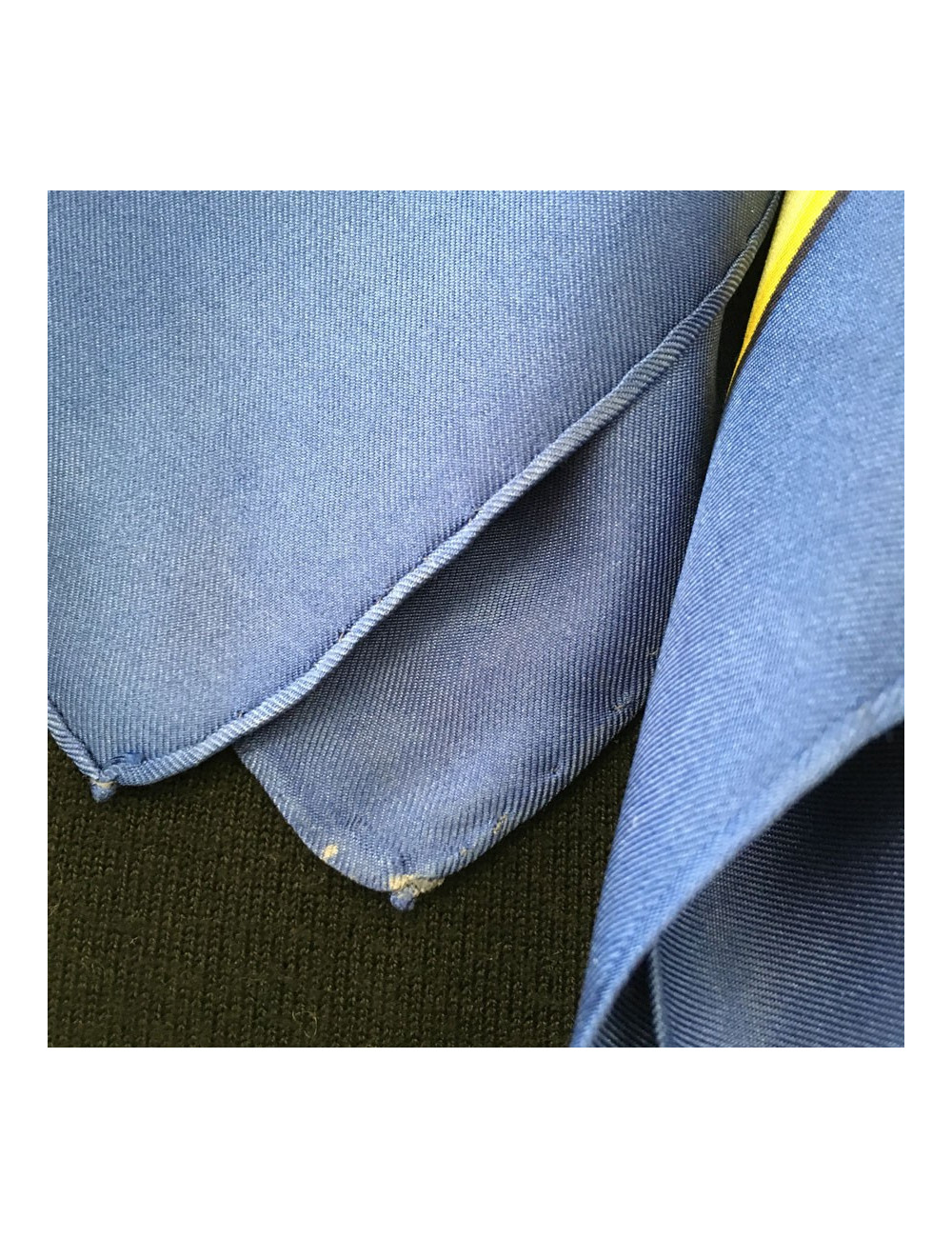 Carré HERMES "Le Bois de Boulogne" en soie bleue, or et ivoire