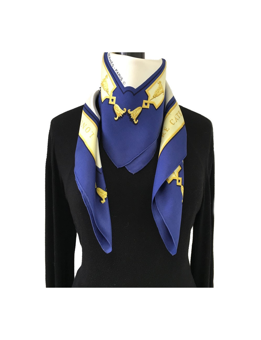 Carré HERMES "Le Bois de Boulogne" en soie bleue, or et ivoire