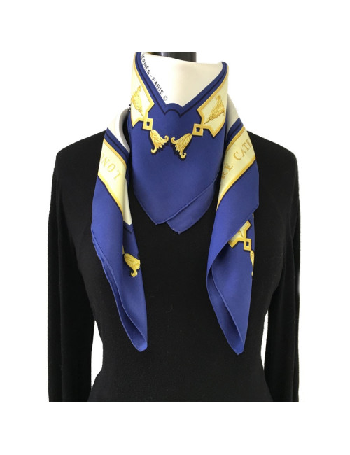 Carré HERMES "Le Bois de Boulogne" en soie bleue, or et ivoire
