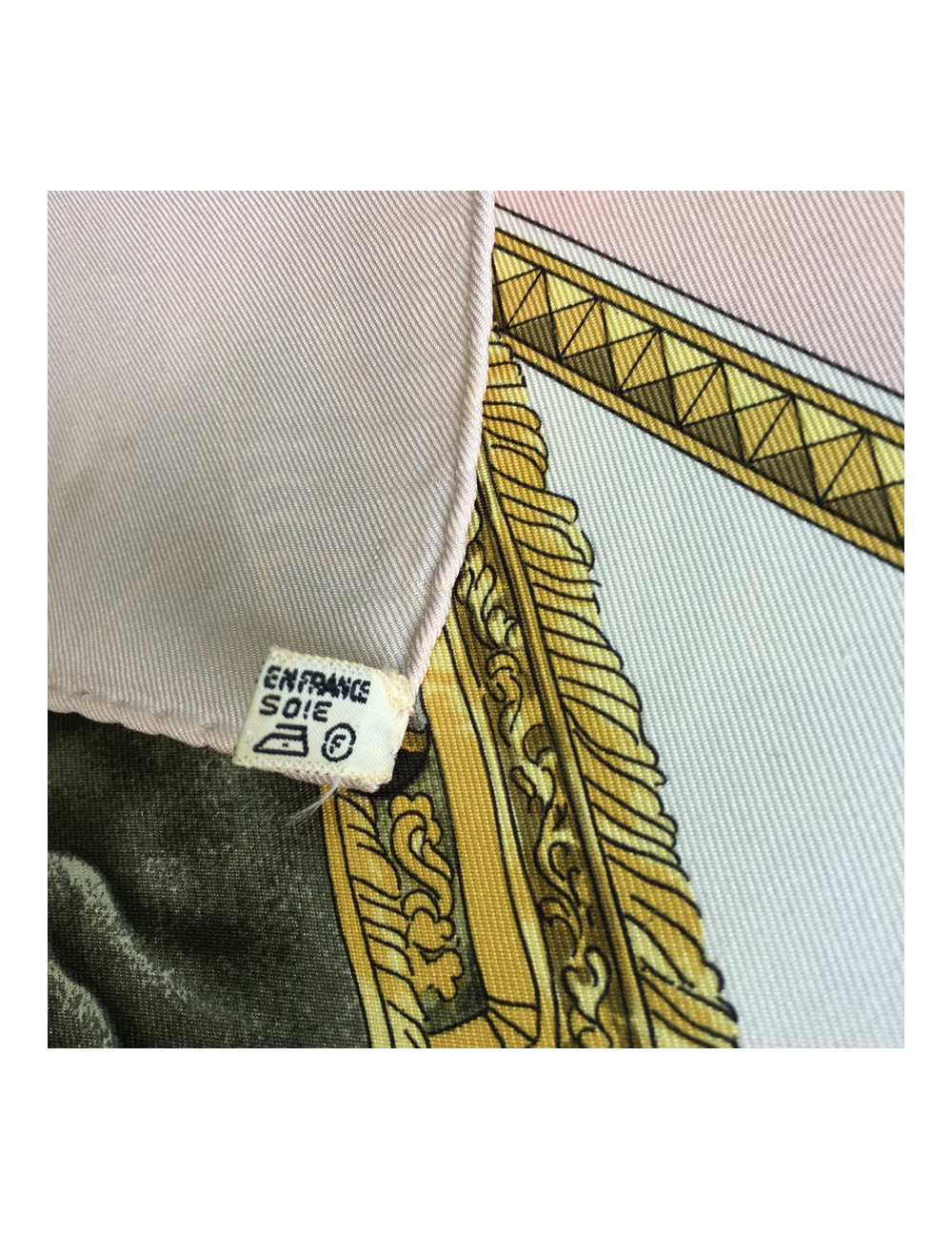 Carré HERMES 'Présentation de chevaux" vintage en soie rose, ivoire et or