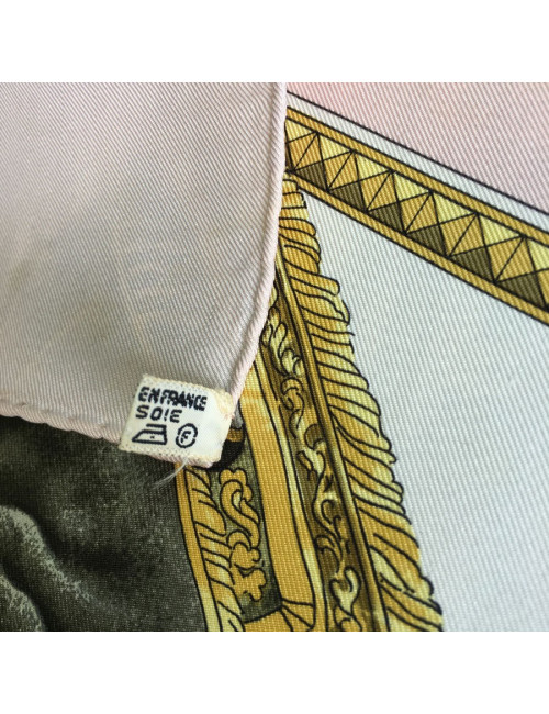 Carré HERMES 'Présentation de chevaux" vintage en soie rose, ivoire et or