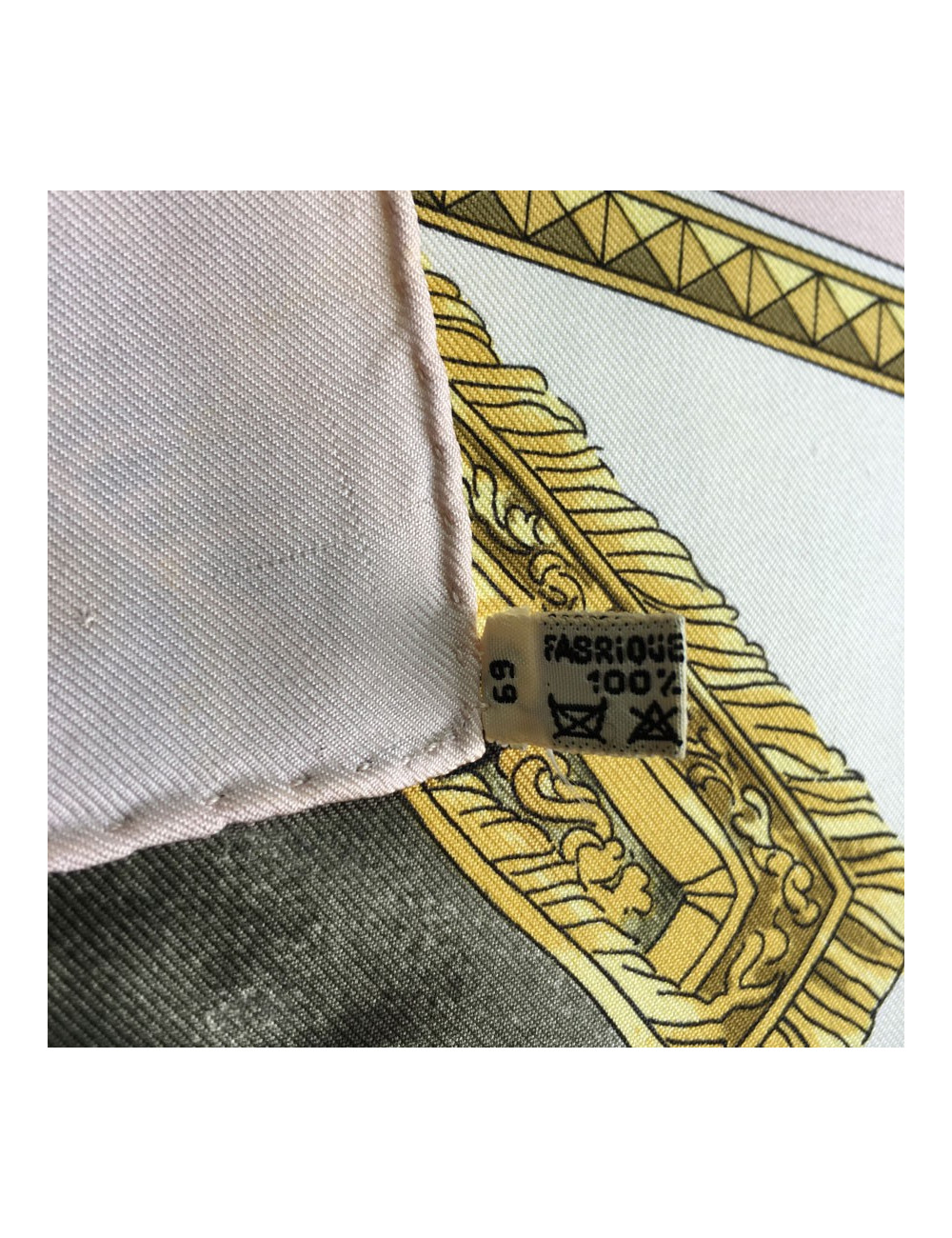 Carré HERMES 'Présentation de chevaux" vintage en soie rose, ivoire et or