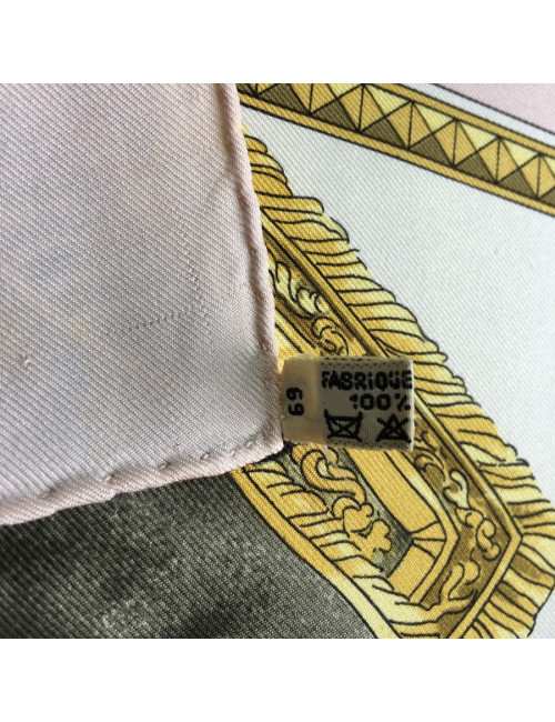Carré HERMES 'Présentation de chevaux" vintage en soie rose, ivoire et or