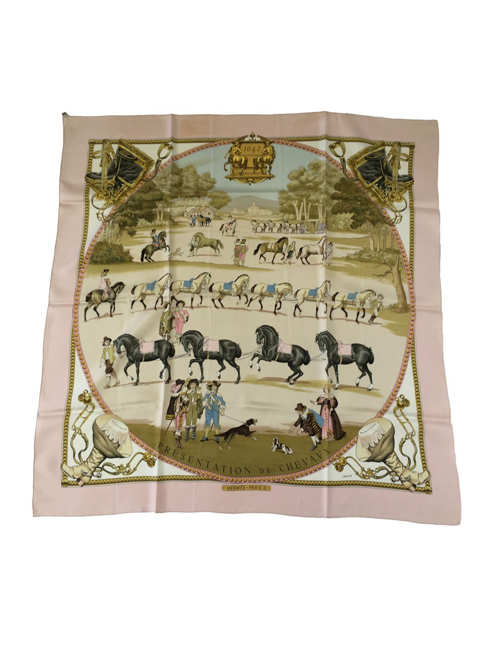 Carré HERMES 'Présentation de chevaux" vintage en soie rose, ivoire et or