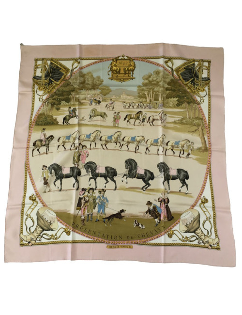 Carré HERMES 'Présentation de chevaux" vintage en soie rose, ivoire et or