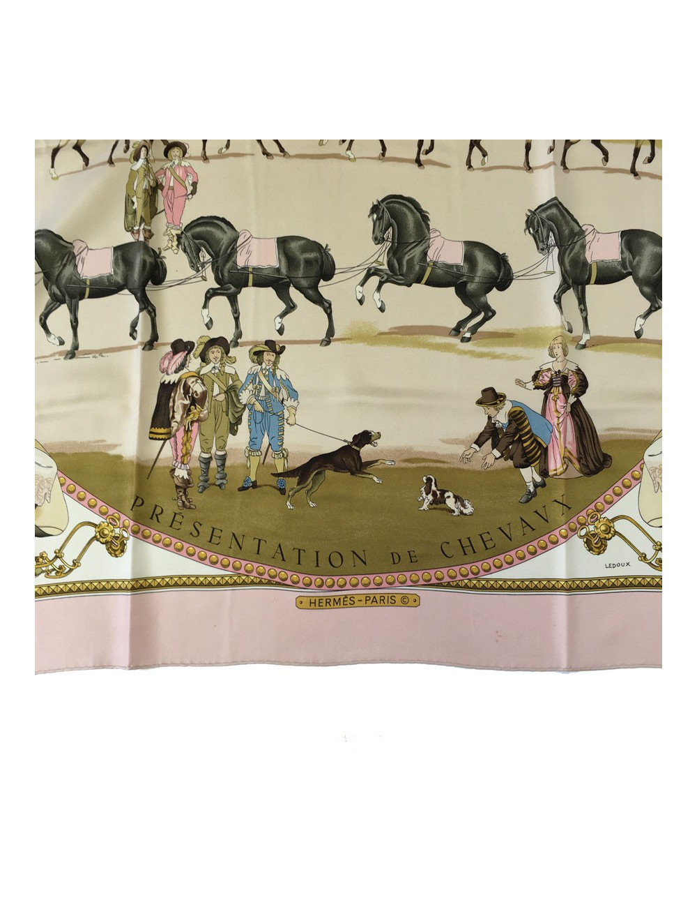 Carré HERMES 'Présentation de chevaux" vintage en soie rose, ivoire et or