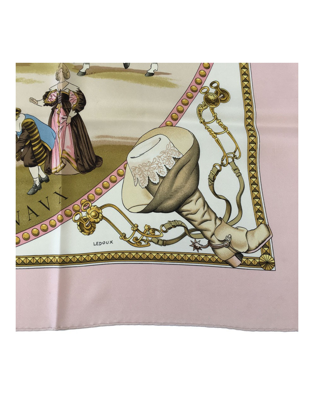 Carré HERMES 'Présentation de chevaux" vintage en soie rose, ivoire et or