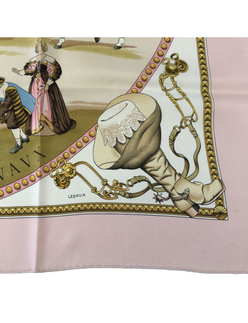 Carré HERMES 'Présentation de chevaux" vintage en soie rose, ivoire et or