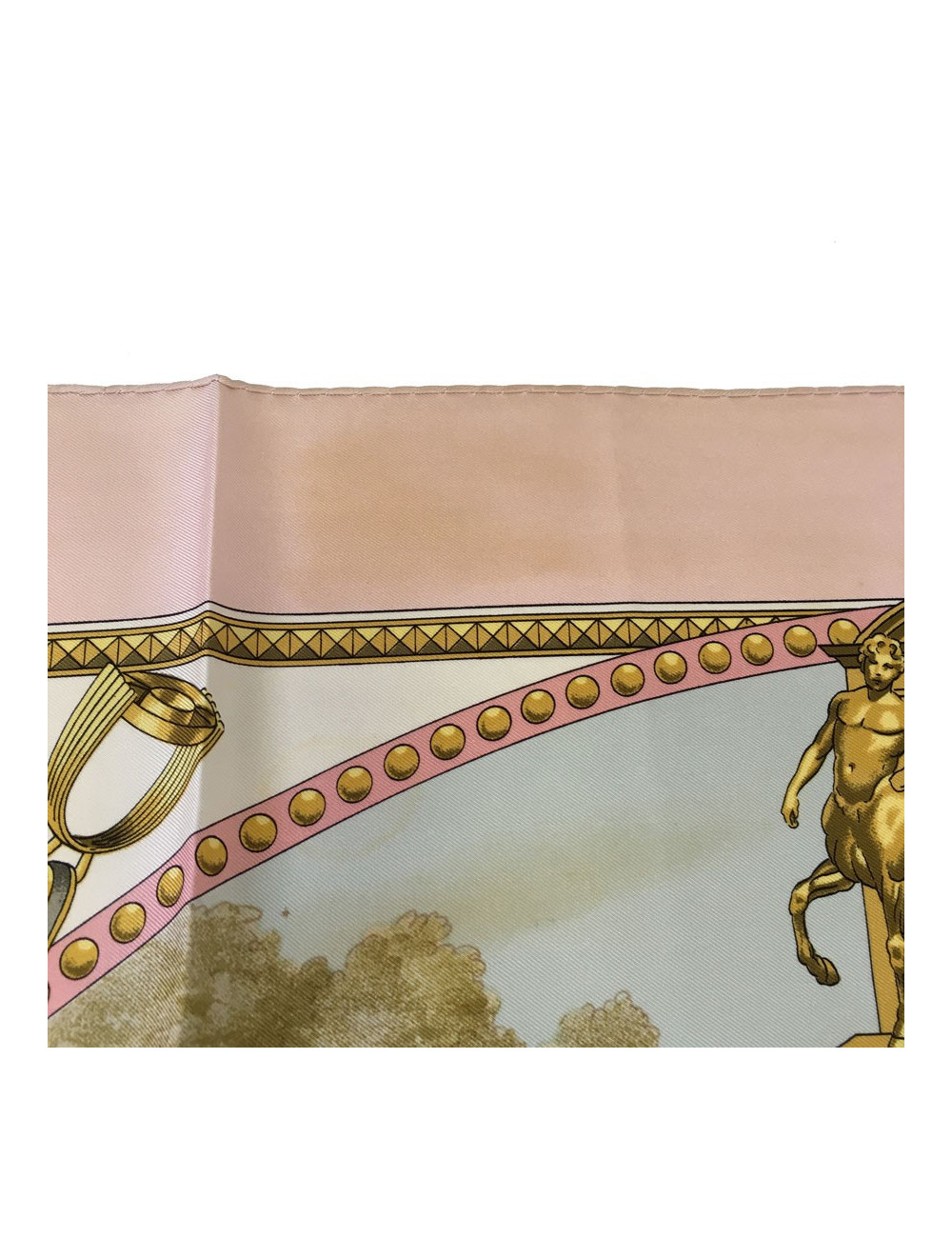 Carré HERMES 'Présentation de chevaux" vintage en soie rose, ivoire et or