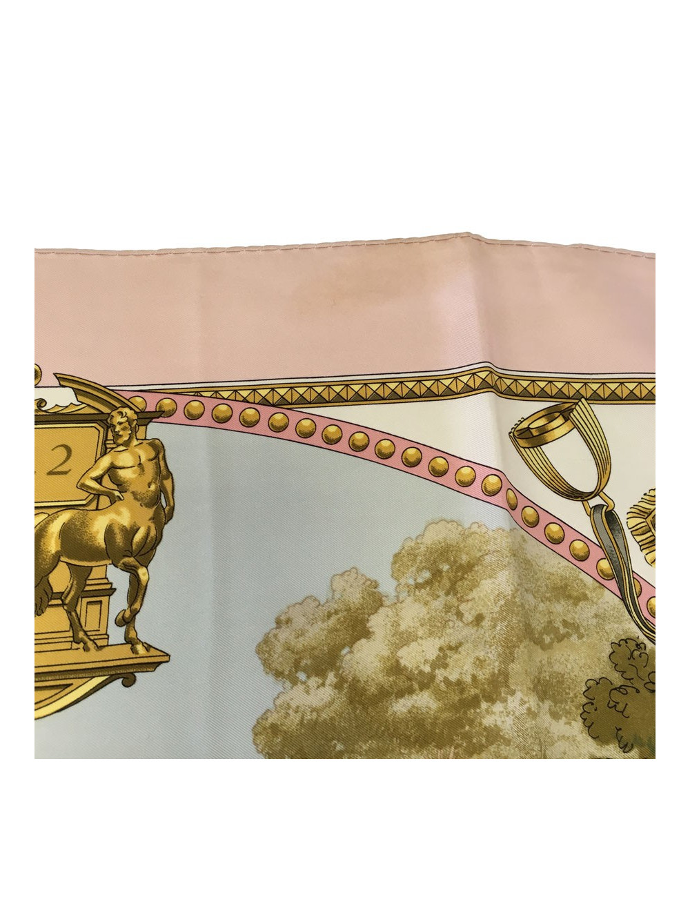 Carré HERMES 'Présentation de chevaux" vintage en soie rose, ivoire et or