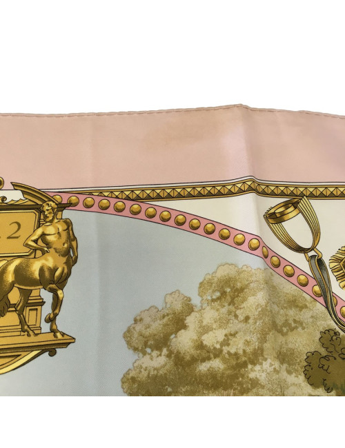 Carré HERMES 'Présentation de chevaux" vintage en soie rose, ivoire et or