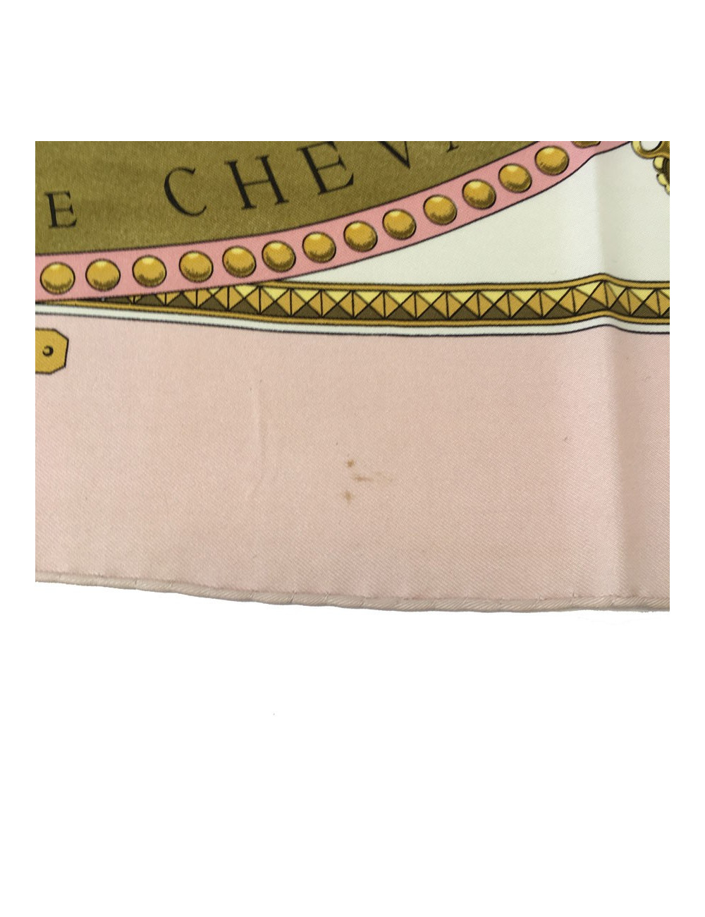 Carré HERMES 'Présentation de chevaux" vintage en soie rose, ivoire et or