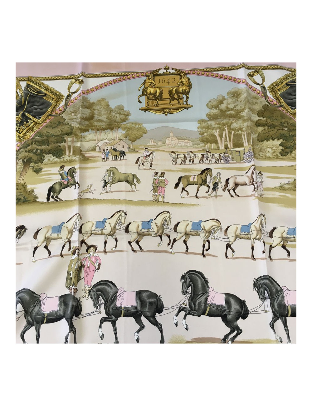 Carré HERMES 'Présentation de chevaux" vintage en soie rose, ivoire et or
