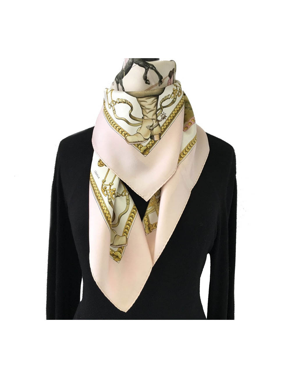 Carré HERMES 'Présentation de chevaux" vintage en soie rose, ivoire et or