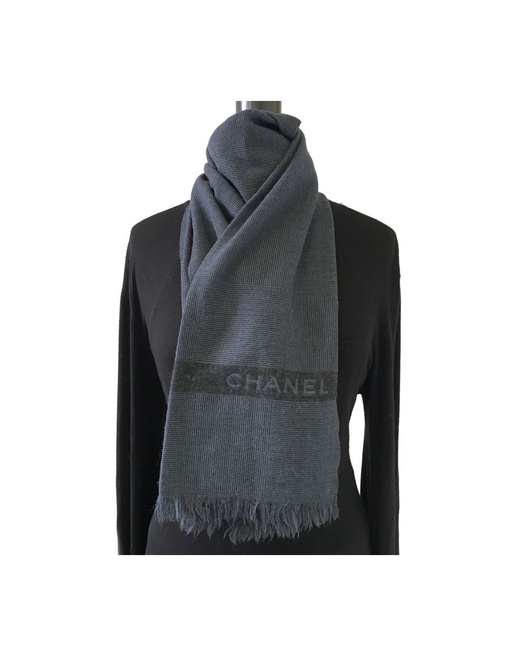 PRIX DEPOT Echarpe CHANEL bleue et anthracite à franges