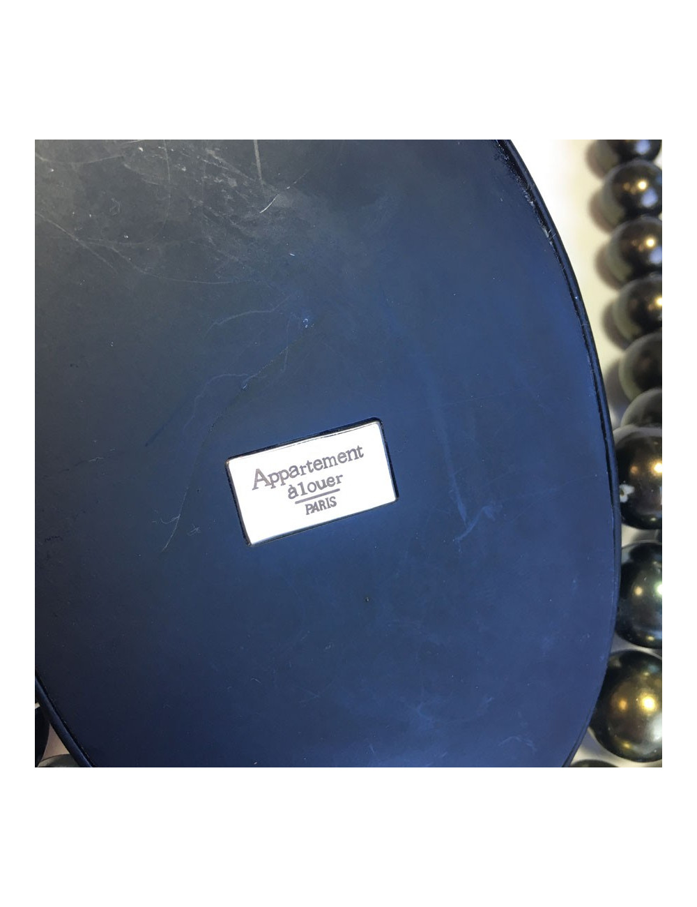 Collier APPARTEMENT A LOUER perles et pendentif noir et bronze