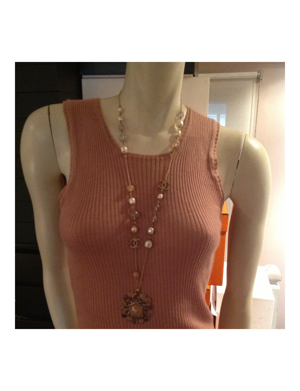 Sautoir CHANEL perles multicolores et bijou