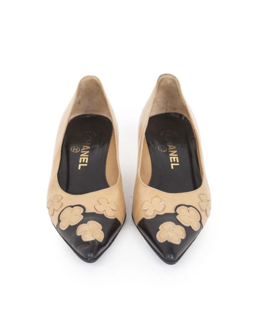 CHANEL beige embroidered pumps