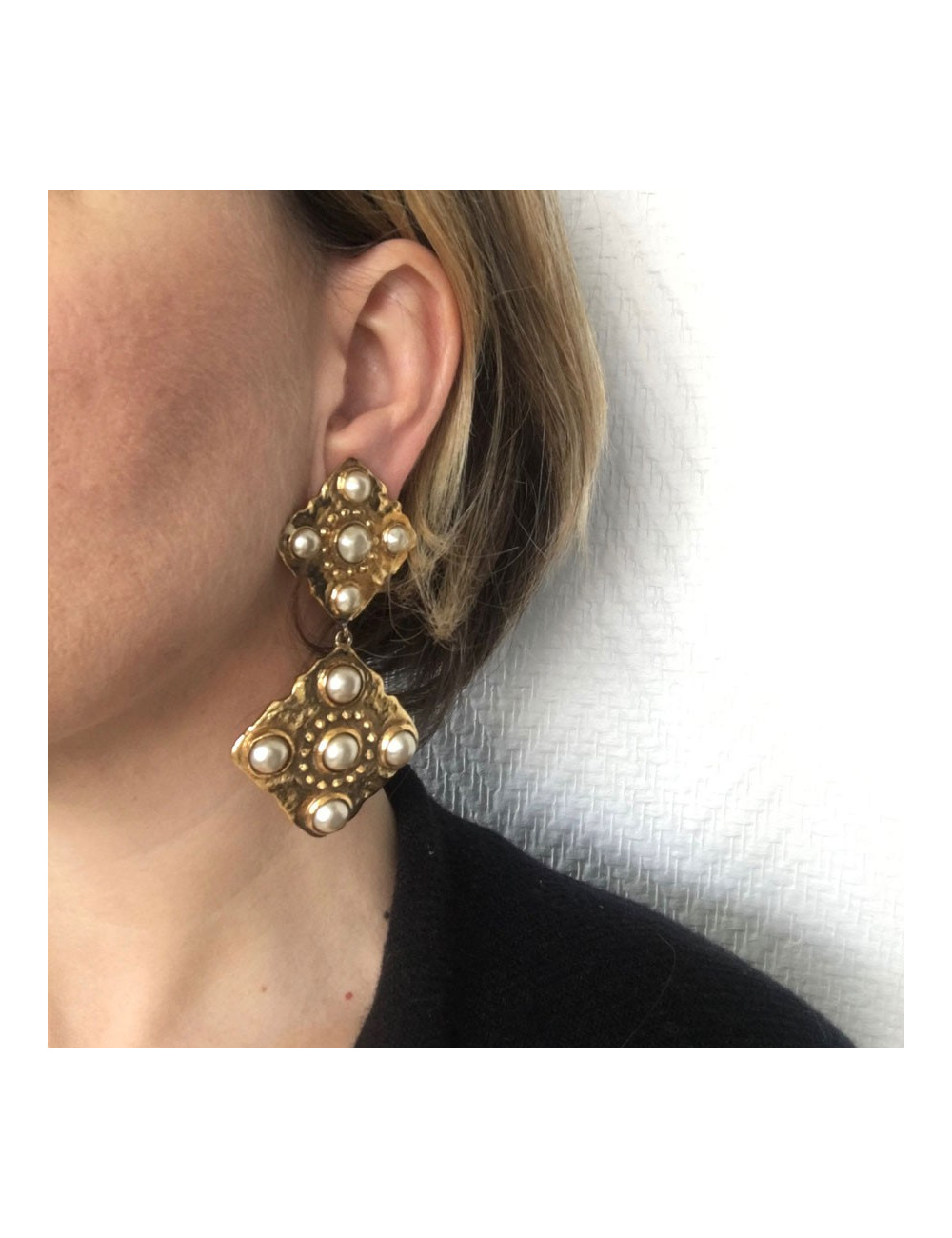 CHANEL vintage pendant earrings in gold-plated metal and pearls