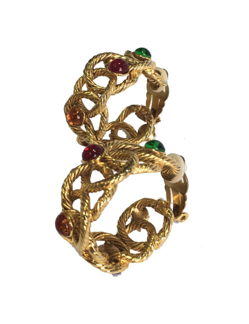 Creole earrings in gold colored and twisted metal and multicolored pearls