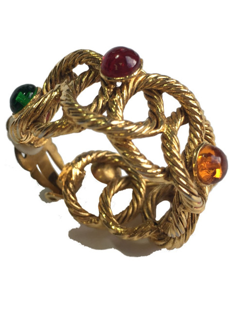 Creole earrings in gold colored and twisted metal and multicolored pearls