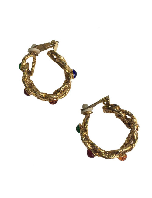 Creole earrings in gold colored and twisted metal and multicolored pearls