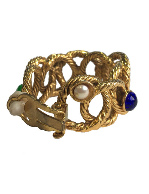 Creole earrings in gold colored and twisted metal and multicolored pearls