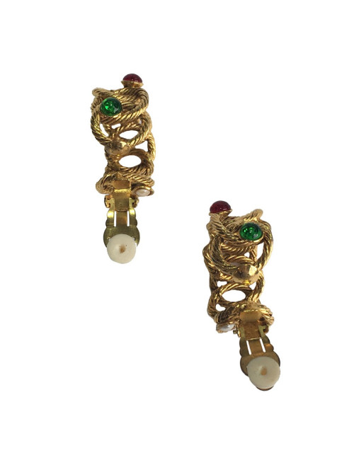 Creole earrings in gold colored and twisted metal and multicolored pearls