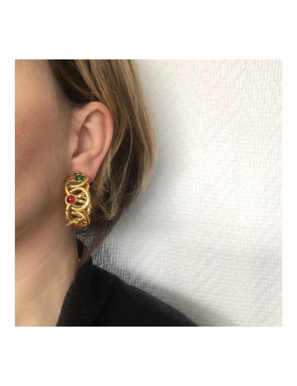 Creole earrings in gold colored and twisted metal and multicolored pearls