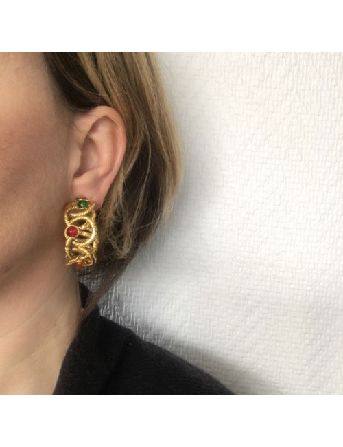 Creole earrings in gold colored and twisted metal and multicolored pearls